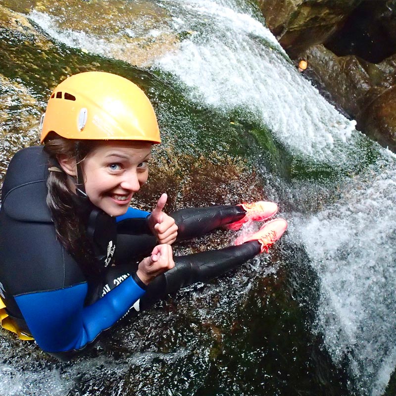 Ragazza partecipa ad un tour di body rafting lungo il fiume alcantara